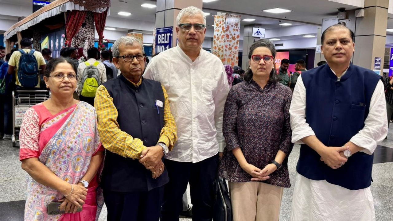 TMC in Kashmir: ওমর আব্দুল্লার পাশে তৃণমূল, কাশ্মীরকে রাজ্যের মর্যাদা ফেরানোর পক্ষে সওয়াল TMC in Kashmir: ওমর আব্দুল্লার পাশে তৃণমূল, কাশ্মীরকে রাজ্যের মর্যাদা ফেরানোর পক্ষে সওয়াল