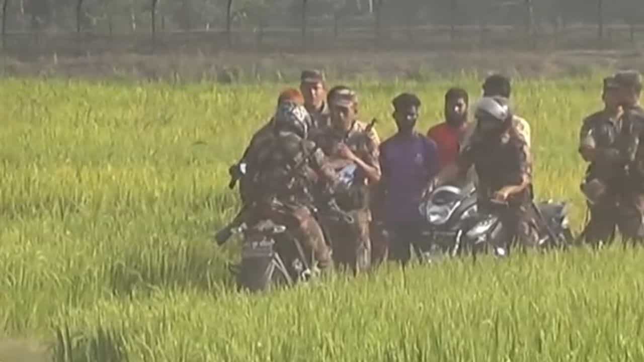 BSF: ভারতীয় ভূখণ্ড থেকে তুলে নিয়ে যাচ্ছে! সীমান্তে সাংঘাতিক ঘটনা, রাত পর্যন্ত চলল ফ্ল্যাগ মিটিং BSF: ভারতীয় ভূখণ্ড থেকে তুলে নিয়ে যাচ্ছে! সীমান্তে সাংঘাতিক ঘটনা, রাত পর্যন্ত চলল ফ্ল্যাগ মিটিং