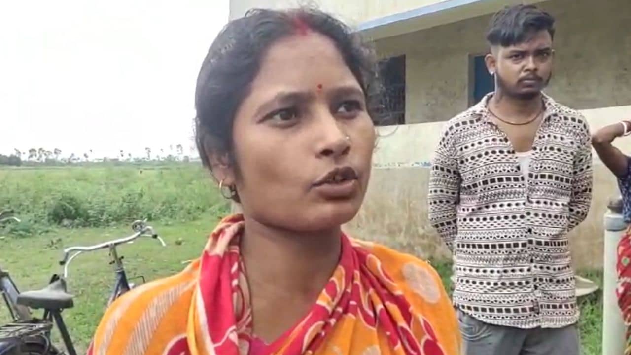 মোবাইলটা হাতে নিয়ে অ্যাপ ইন্সটল করেছিল, পাসবুক চেক করেই মাথায় হাত গৃহবধূর