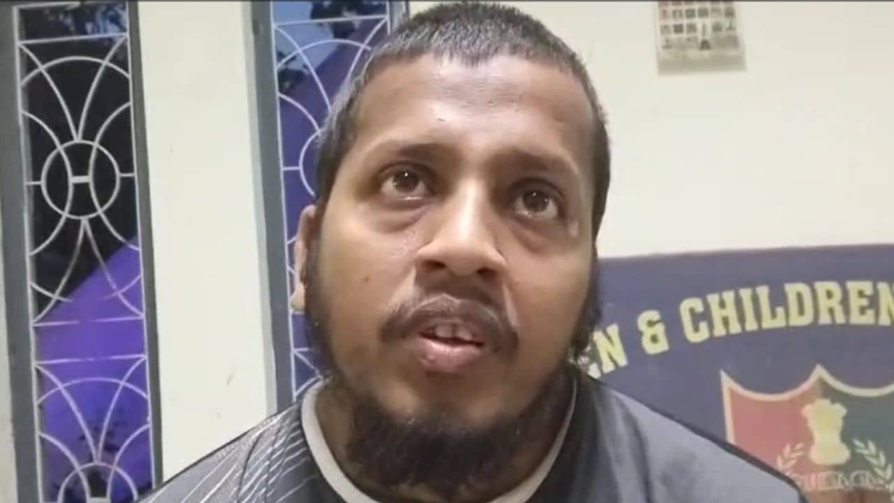 BSF: দিব্যি ইমাম সেজে নিচ্ছিলেন ভাতা, পড়াচ্ছিলেন রাজ্যের মাদ্রাসায়, পরিচয়টা সামনে আসতেই সব কেলেঙ্কারি ফাঁস