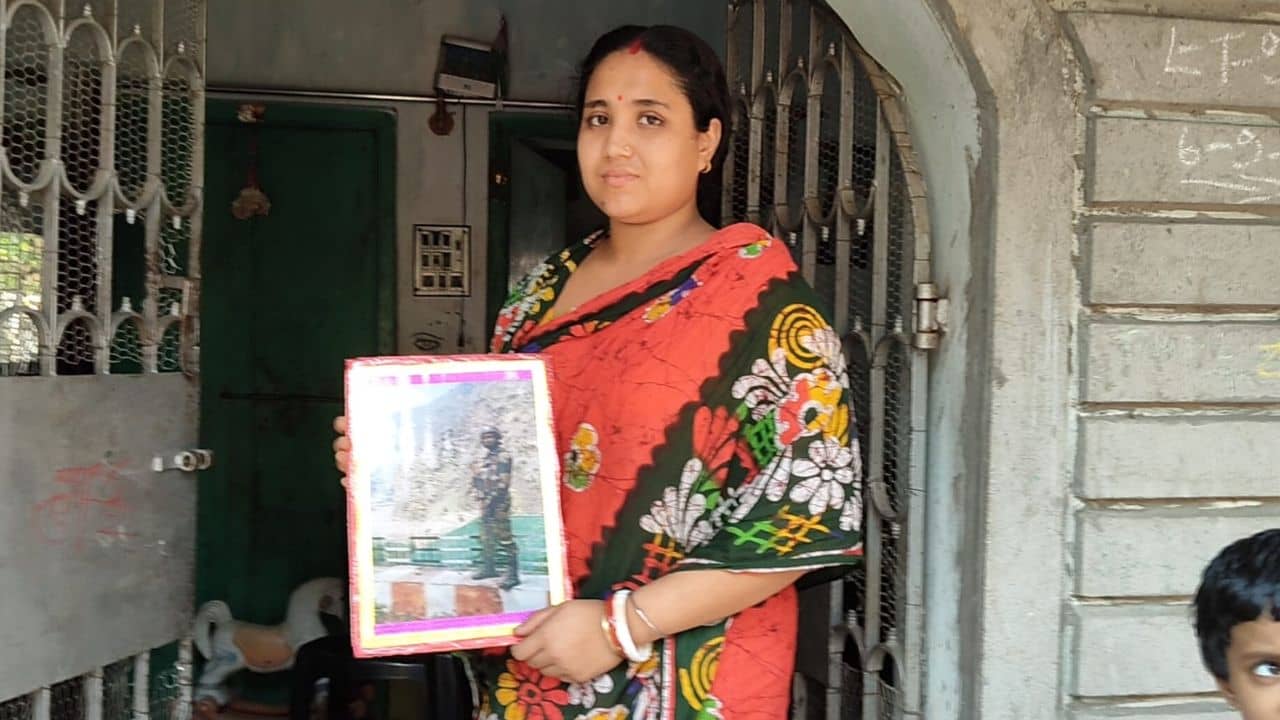 Nadia: স্বামী সীমান্তে কর্তব্য়রত, সকালে ঝাঁট দিতে গিয়ে একটা কাগজের টুকরো দেখেই বুক কেঁপে উঠল জওয়ানের স্ত্রীর