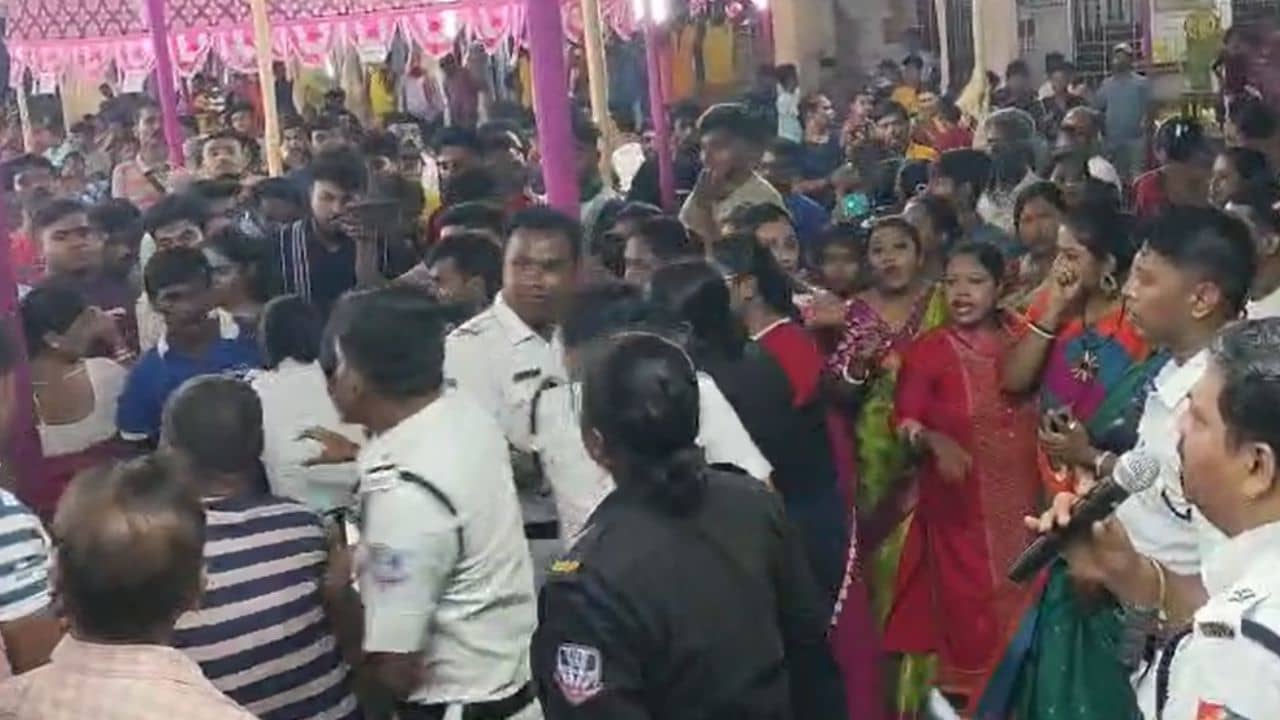 Dankuni: DJ বন্ধ করতে বলেছিল, এটাই অপরাধ, ইটের আঘাতে আহত ৬ পুলিশ