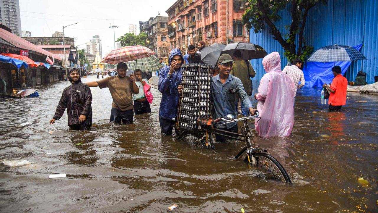 Weather Update: চেপে বসেছে নিম্নচাপ, শক্তি বাড়ছে আরও, জমা জল পেরনোর জন্য তৈরি থাকুন