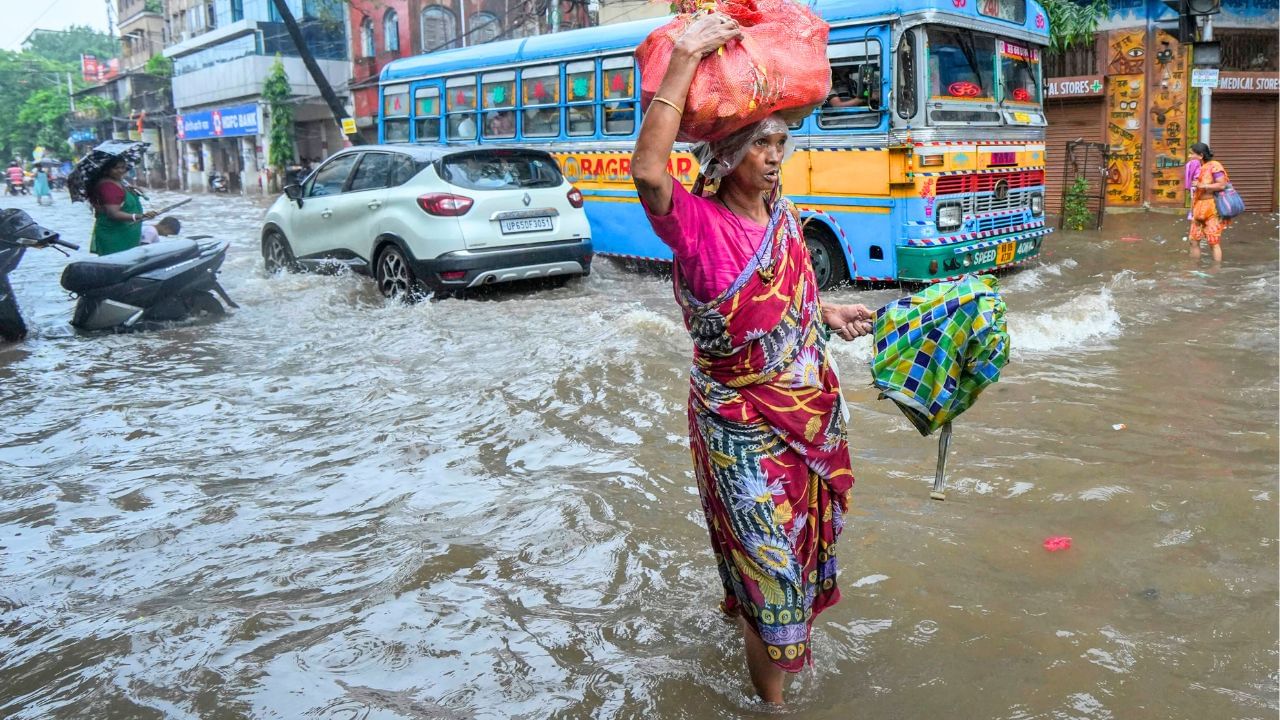 Weather Update: বর্ষার দিনক্ষণ জানিয়ে দিল আবহাওয়া দফতর, রাজ্যের একাধিক জেলায় নামবে ভারী বৃষ্টি Weather Update: বর্ষার দিনক্ষণ জানিয়ে দিল আবহাওয়া দফতর, রাজ্যের একাধিক জেলায় নামবে ভারী বৃষ্টি