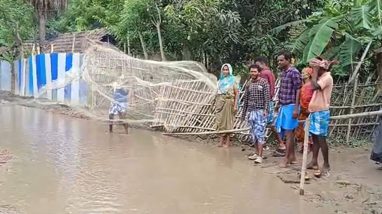 Malda: রাস্তা না পুকুর! বোঝার উপায় নেই, সেখানেই জাল ফেলছে গ্রামের লোক