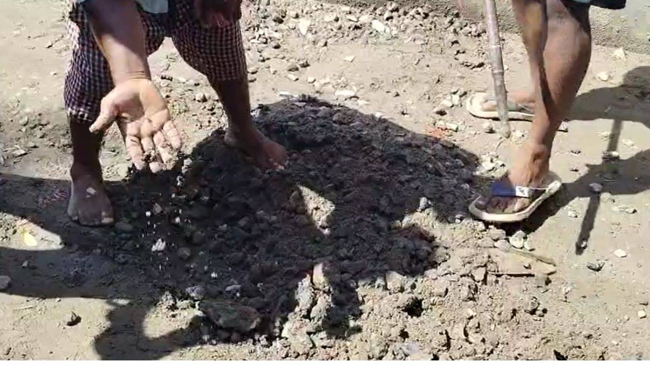 Malda: মাত্র ২০ দিন আগে হয়েছে রাস্তা! হাত দিলেই উঠে যাচ্ছে ছাল-চামড়া
