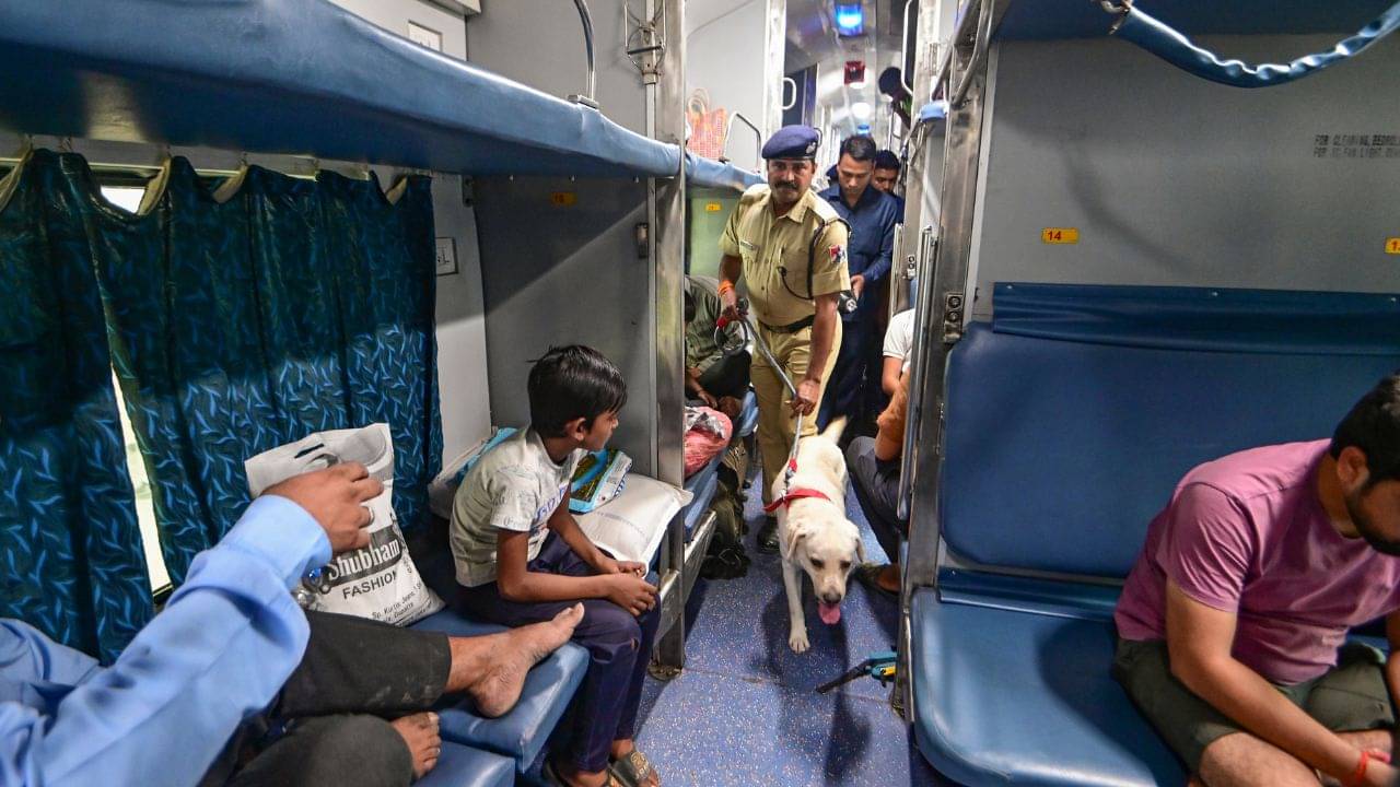 Train Ticket: ট্রেনের ওয়েটিং লিস্ট নিয়ে বড় আপডেট, নতুন সার্কুলারে কী আছে, টিকিট কাটার আগে জেনে নিন