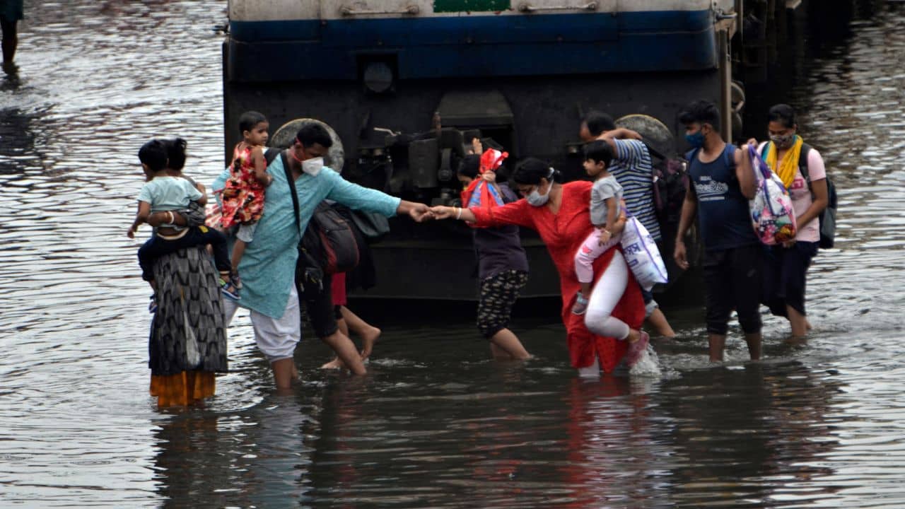 Sealdah-Rail: শিয়রে নিঃশ্বাস ফেলছে দুর্যোগ, তড়িঘড়ি শিয়ালদহ ডিভিশনে তৎপরতা, বসল অ্যানিমোমিটার, রেইন গেজ