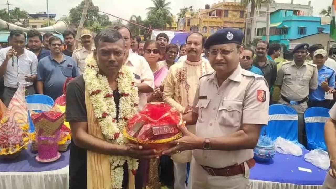 Everest: এভারেস্ট জয় করে ঘরে ফিরলেন কলকাতা পুলিশ কমিশনারের দেহরক্ষী, লক্ষ্মীকান্তকে ঘিরে তুমুল উচ্ছ্বাস তমলুকে