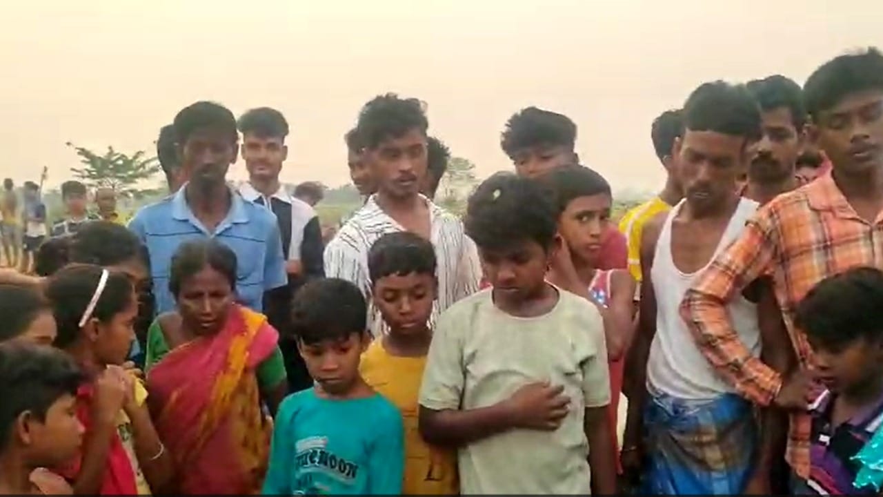 Murshidabad: রঘুনাথগঞ্জে বজ্রঘাতে প্রাণ গেল দুই ব্যক্তির, হাসপাতালে ভর্তি আরও এক Murshidabad: রঘুনাথগঞ্জে বজ্রঘাতে প্রাণ গেল দুই ব্যক্তির, হাসপাতালে ভর্তি আরও এক