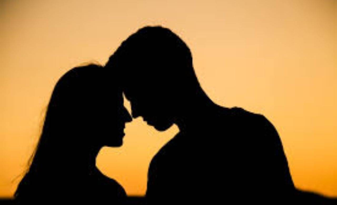 নায়ককে শরীর দিলেই সম্পর্ক টিকবে! এক নম্বর নায়িকাকে নির্দেশ দিলেন নামকরা পরিচালক