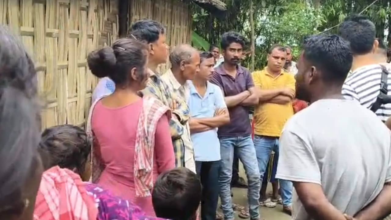 Malbazar: রাতের অশান্তিতে ঘুম ভেঙেছিল প্রতিবেশীদেরও! খুন কাকা শ্বশুর, বৌমাকে ধরল পুলিশ