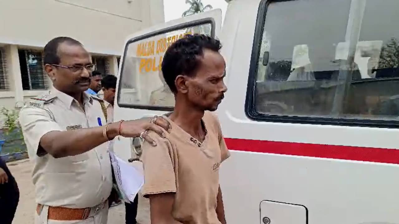 Malda: ঘুমন্ত দাদার গায়ে পেট্রোল ঢেলে আগুন, ভাইকে তুলে নিয়ে গেল পুলিশ