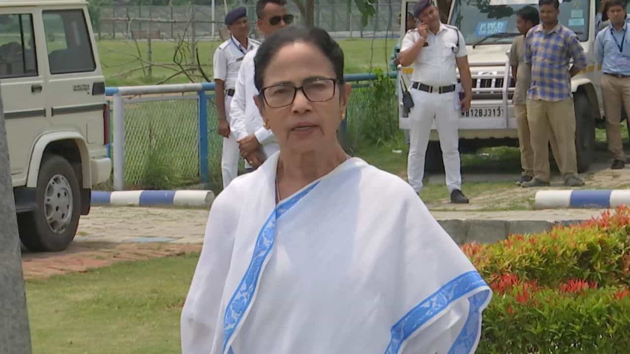 CM Mamata Banerjee: কেন এতদিন মুর্শিদাবাদ যাননি? সফরের আগে নিজেই বলে দিলেন মমতা CM Mamata Banerjee: কেন এতদিন মুর্শিদাবাদ যাননি? সফরের আগে নিজেই বলে দিলেন মমতা