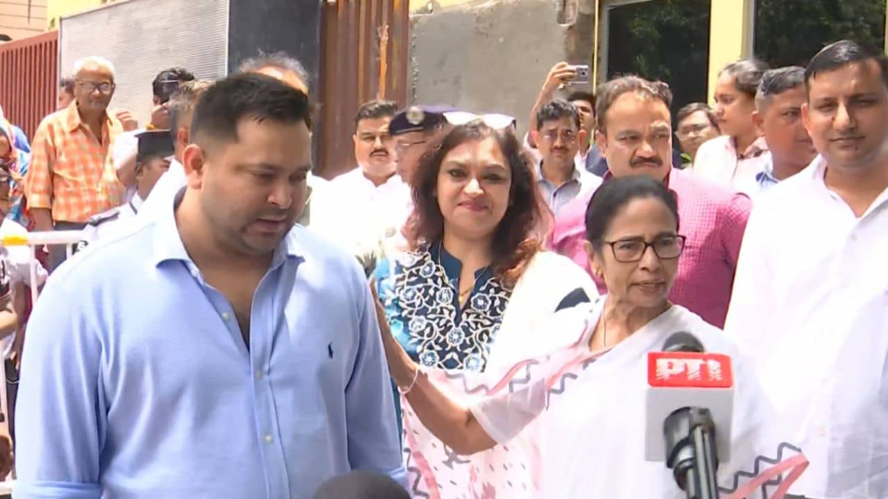 Tejashwi Yadav: নাতনি নয়, নাতি হয়েছে, আমি খুব খুশি, তেজস্বীর ছেলে হয়েছে শুনেই নবাগতর মুখ দেখতে হাসপাতালে ছুটলেন মমতা