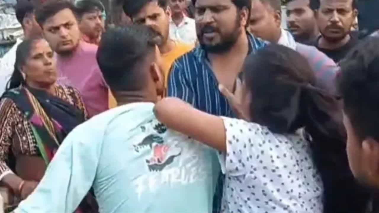 Kanpur: প্রেমিকাকে নিয়ে চাউমিন খেতে বেরিয়েছিলেন, হঠাৎ হাজির যুবকের বাবা-মা, তারপর যা হল... Kanpur: প্রেমিকাকে নিয়ে চাউমিন খেতে বেরিয়েছিলেন, হঠাৎ হাজির যুবকের বাবা-মা, তারপর যা হল...