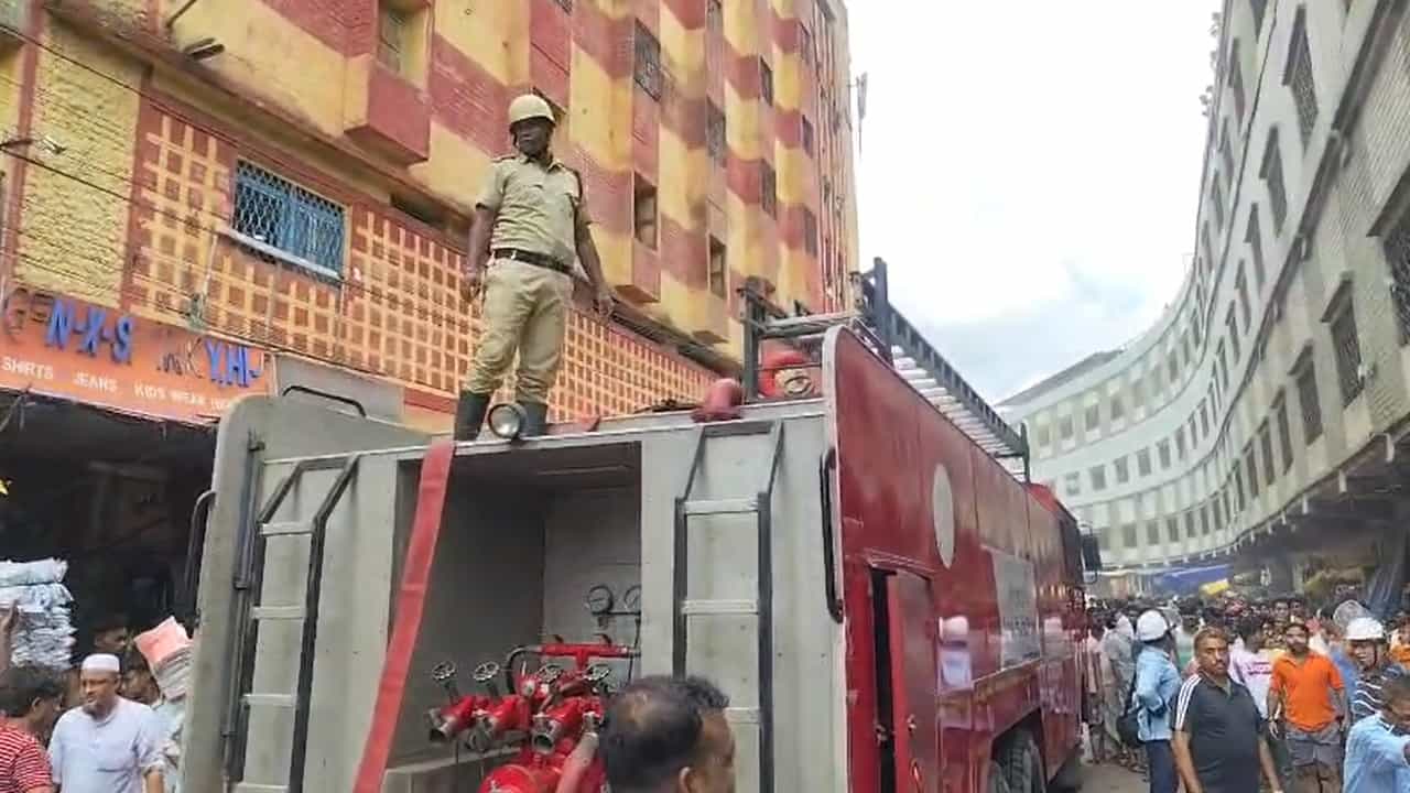 Fire in Howrah: ফের হাওড়ার মঙ্গলাহাটে আগুন, ঘটনাস্থলে দমকলের ৮টি ইঞ্জিন Fire in Howrah: ফের হাওড়ার মঙ্গলাহাটে আগুন, ঘটনাস্থলে দমকলের ৮টি ইঞ্জিন