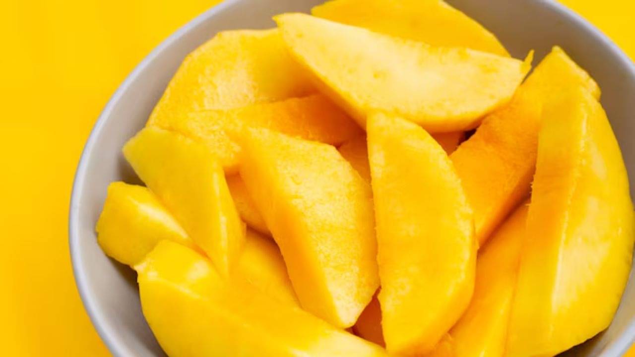 রাতে আম খাচ্ছেন? দ্রুত অভ্যাস বদলান, নইলে...