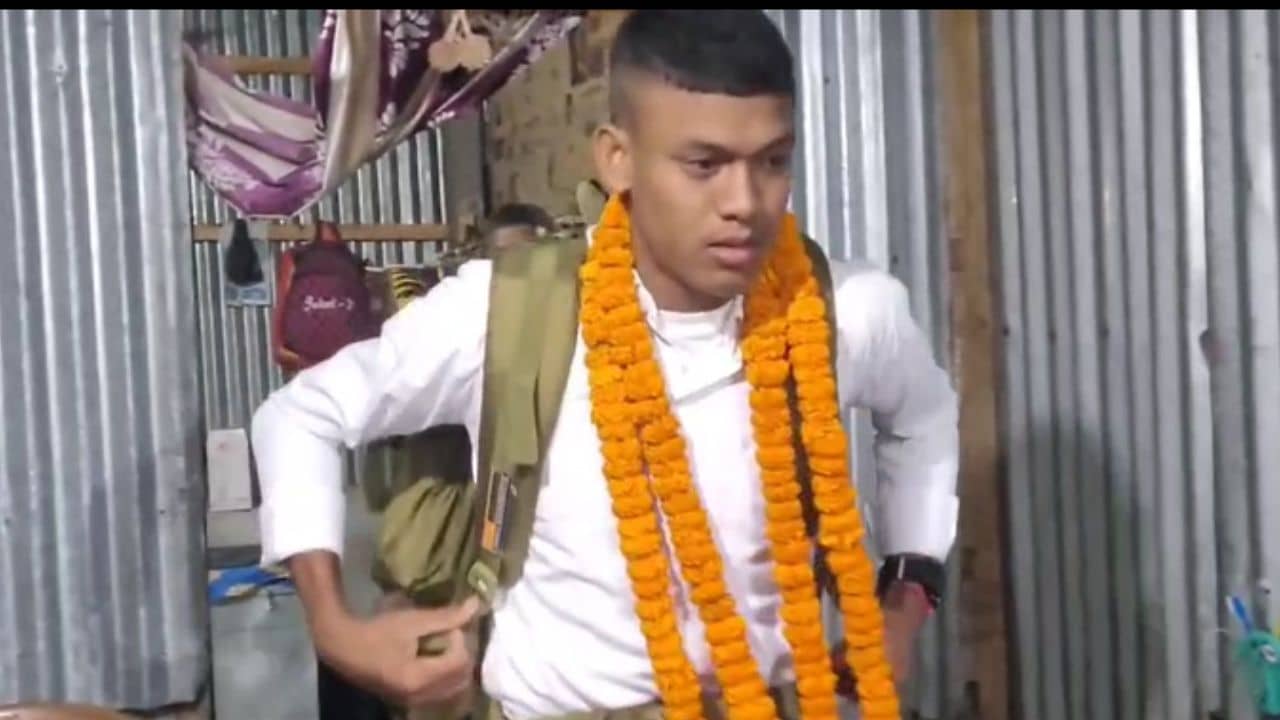 Jalpaiguri: বাবা বাংলার চাষি, ছেলে ভারতীয় সেনা জওয়ান! ভারত-পাক চরম উত্তেজনার আবহে মনোরঞ্জন যা করলেন, তা বাংলার গর্ব