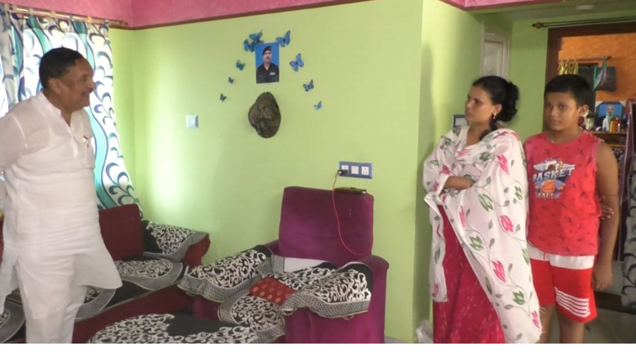 India Pakistan Tension: মেদিনীপুরে কত জন জওয়ান রয়েছেন, খোঁজ চালাচ্ছে প্রশাসন! কেন? India Pakistan Tension: মেদিনীপুরে কত জন জওয়ান রয়েছেন, খোঁজ চালাচ্ছে প্রশাসন! কেন?