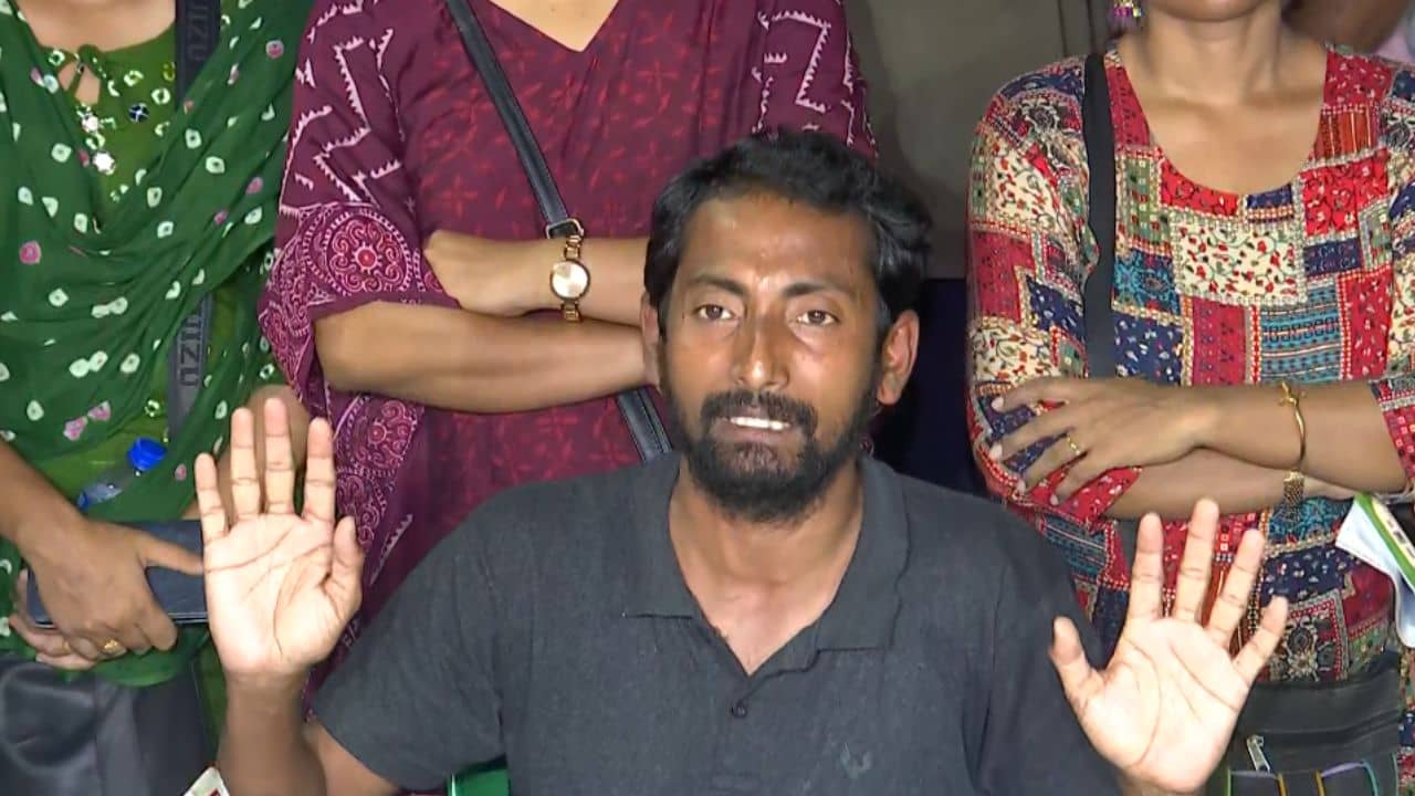 Bikash Bhavan: হোমটাস্ক দিলেন চাকরিহারা শিক্ষকরা, ছাত্র তৃণমূল-বিজেপি-সিপিএম-সরকার!