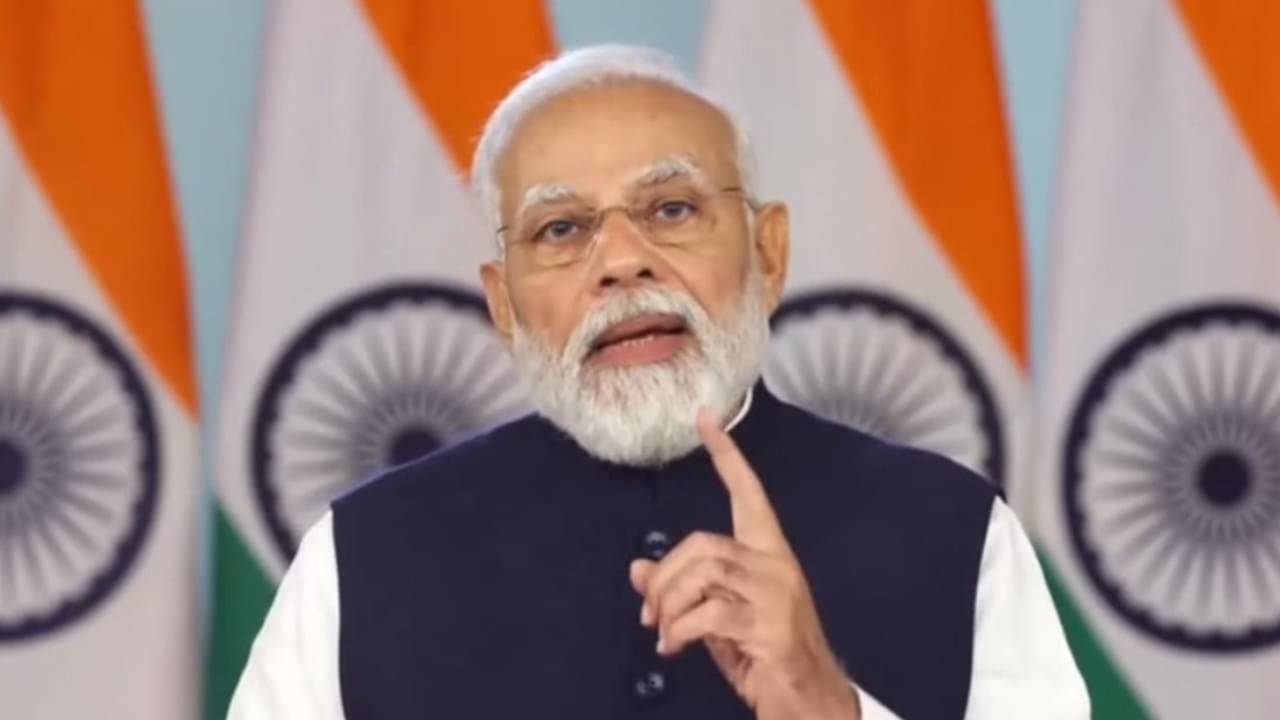 PM Narendra Modi: বাংলায় আসার আগেই তৃণমূলকে তোপ মোদীর, পরিযায়ী পাখির গলায় গেরুয়া উত্তরীয় পরিয়ে পাল্টা খোঁচা তৃণমূলের