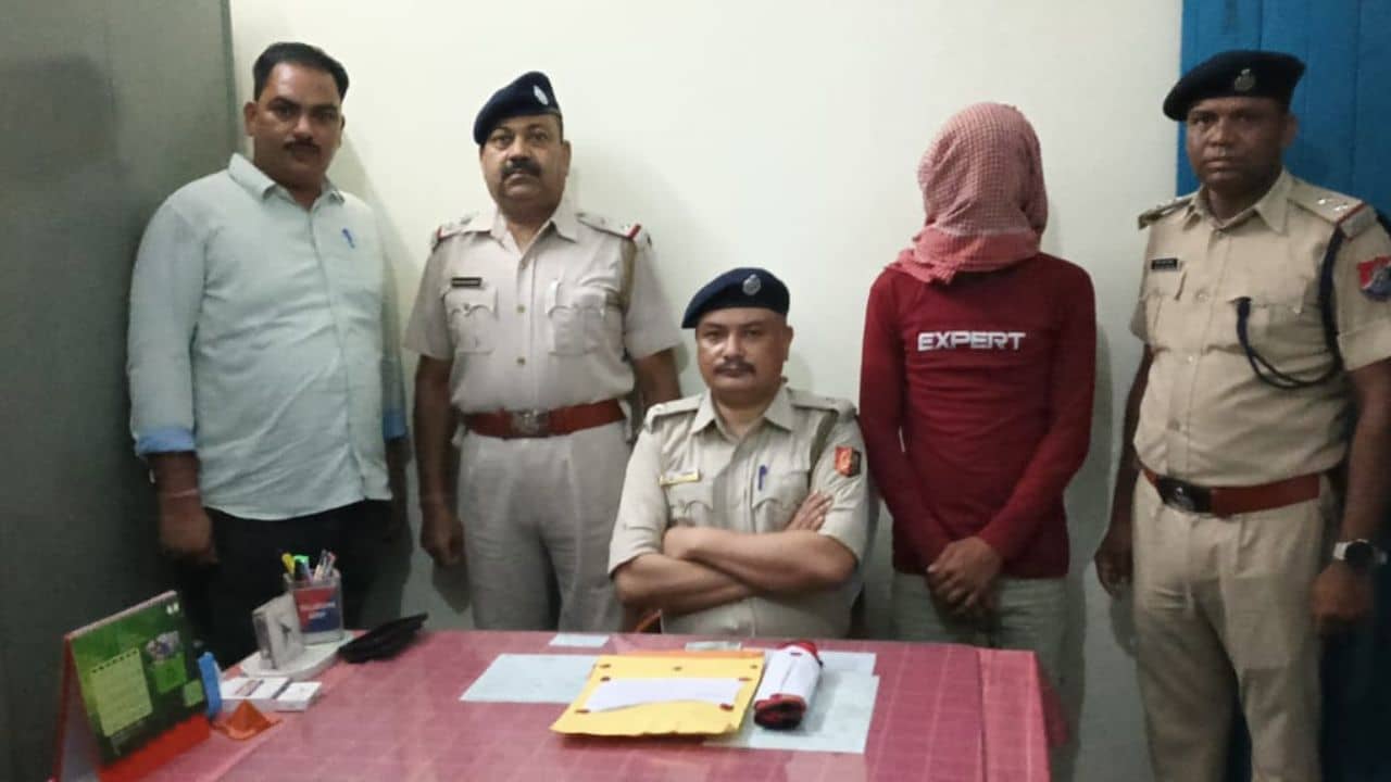 Murshidabad: ছেলেটার হাঁটাচলা দেখেই হয়েছিল সন্দেহ, তার কাছ থেকেই যা বেরল...