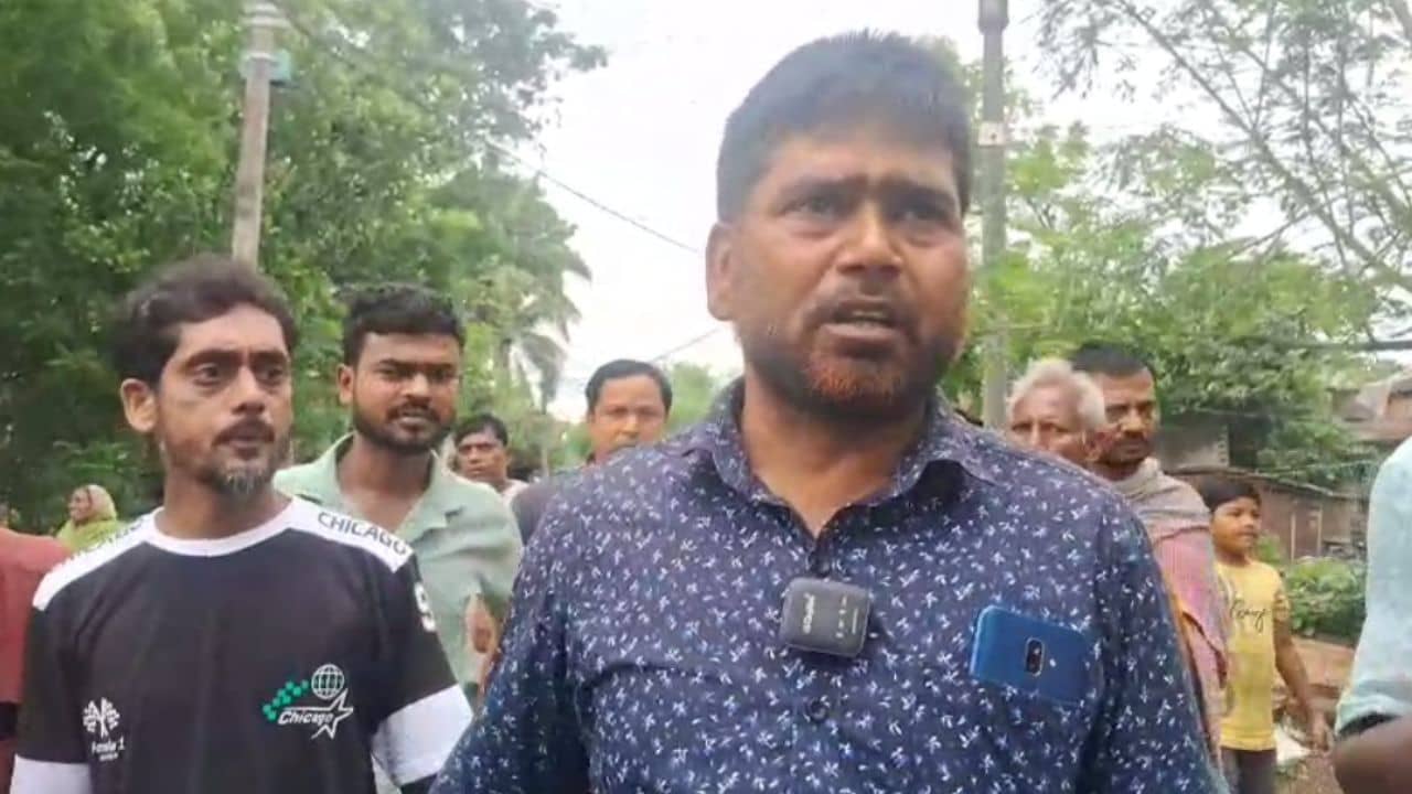 Eve teasing: রাস্তায় মেয়ে দেখলেই টিটকিরি দিত, সেই আজগরকেই এবার উচিত শিক্ষা দিল এলাকাবাসী