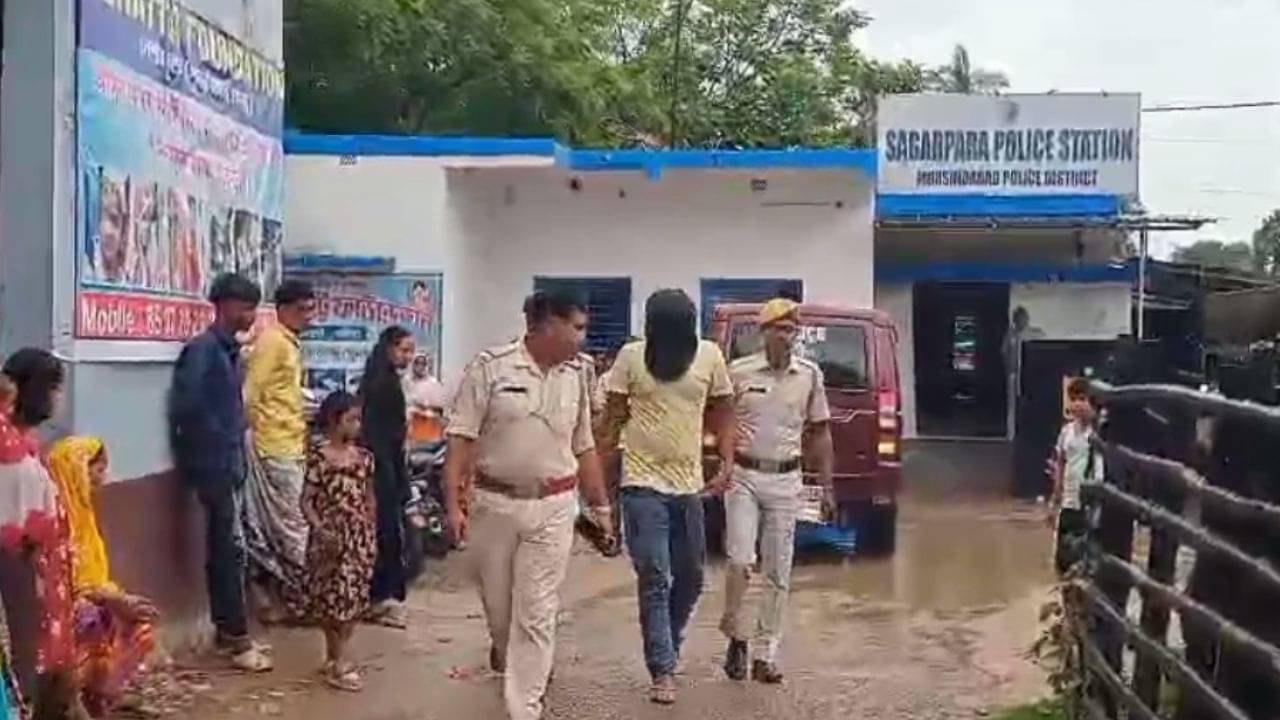 Murshidabad: লাখ-লাখ টাকার সোনার বিস্কুট সহ মিলন শেখকে ধরল পুলিশ