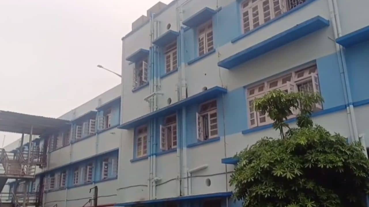 hospital: হঠাৎ বাজ পড়ে আগুন লেগে গেল হাসপাতালে