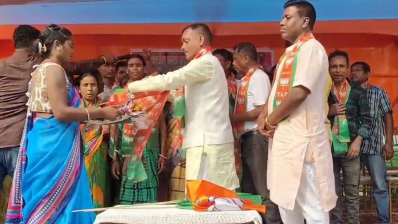 BJP Joining: ডুয়ার্সের চা বলয়ে শক্তি বাড়ল বিজেপির, তৃণমূল ছাড়ল ৩৫০ পরিবার
