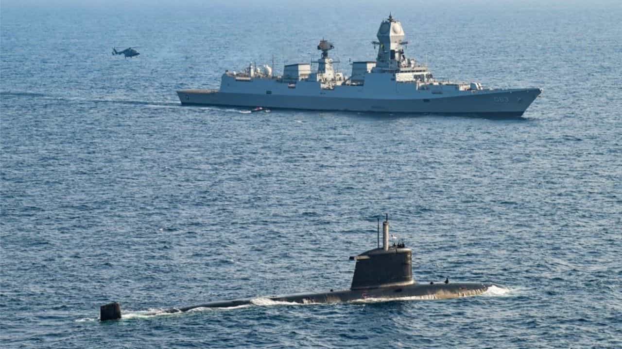 Indian Navy: মাঝ সমুদ্রে 'ট্রেলার' দেখাল ভারতীয় নৌসেনা, 'সিনেমা' শুরু হলে পাকিস্তানের কী হবে? Indian Navy: মাঝ সমুদ্রে 'ট্রেলার' দেখাল ভারতীয় নৌসেনা, 'সিনেমা' শুরু হলে পাকিস্তানের কী হবে?