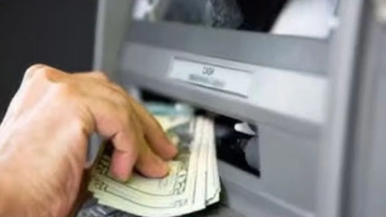 ATM-এ ১০০ টাকা তুলতে যেতেই বেরিয়ে আসছে ৫০০ টাকার নোট, এমনও হয় নাকি ATM-এ ১০০ টাকা তুলতে যেতেই বেরিয়ে আসছে ৫০০ টাকার নোট, এমনও হয় নাকি