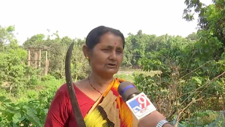 Bangladesh Border: জঙ্গি রুখতে সীমান্তে শাবল কাটারি হাতে গ্রামবাসীরা Bangladesh Border: জঙ্গি রুখতে সীমান্তে শাবল কাটারি হাতে গ্রামবাসীরা