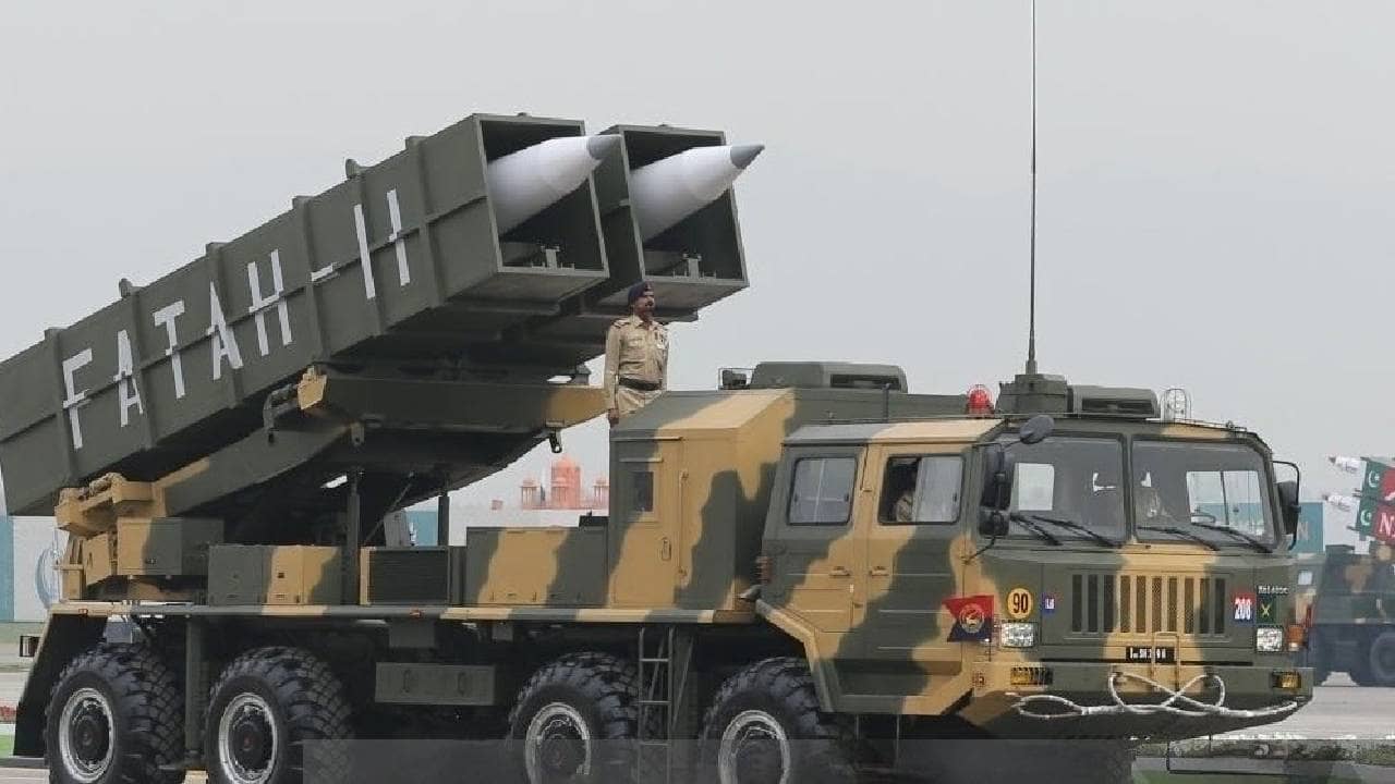 ভারতের ডিফেন্স সিস্টেমের সামনে ভেঙে টুকরো টুকরো পাকিস্তানের ফতেহ ২ মিসাইল! কতটা ক্ষমতা ফতেহ-র?