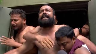'আমরা পোশাক খুলেছি, সরকারকে ফিরিয়ে দিতে হবে'