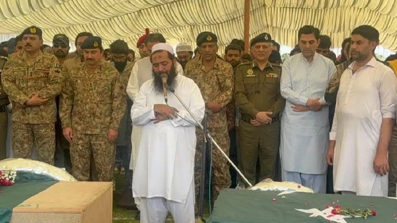 Operation Sindoor: পাক সেনার কাঁধে জঙ্গিদের কফিন, তাদেরই 'জামাই আদর করে' মাটি দিল পাকিস্তান Operation Sindoor: পাক সেনার কাঁধে জঙ্গিদের কফিন, তাদেরই 'জামাই আদর করে' মাটি দিল পাকিস্তান