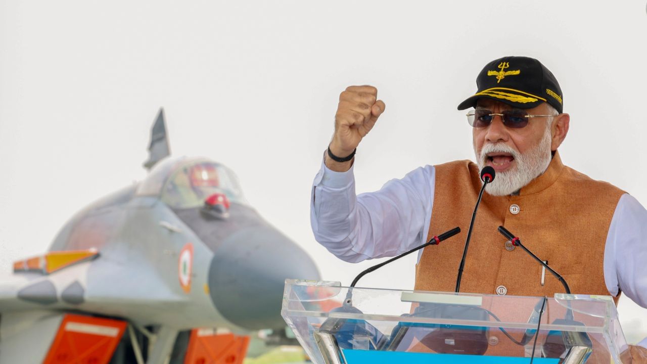 PM Narendra Modi: ভারতের নিউ নর্ম্যাল কী? আদমপুর এয়ারবেস থেকে পাকিস্তানকে কী বার্তা দিলেন মোদী? PM Narendra Modi: ভারতের নিউ নর্ম্যাল কী? আদমপুর এয়ারবেস থেকে পাকিস্তানকে কী বার্তা দিলেন মোদী?