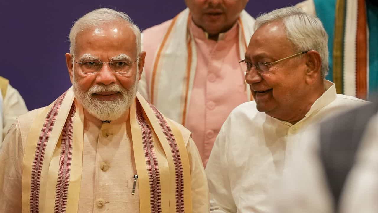 Nitish Kumar: ভোটের আগেই জোটে ভাঙন? মোদীর মিটিং ছেড়ে বেরিয়ে গেলেন নীতীশ কুমার Nitish Kumar: ভোটের আগেই জোটে ভাঙন? মোদীর মিটিং ছেড়ে বেরিয়ে গেলেন নীতীশ কুমার