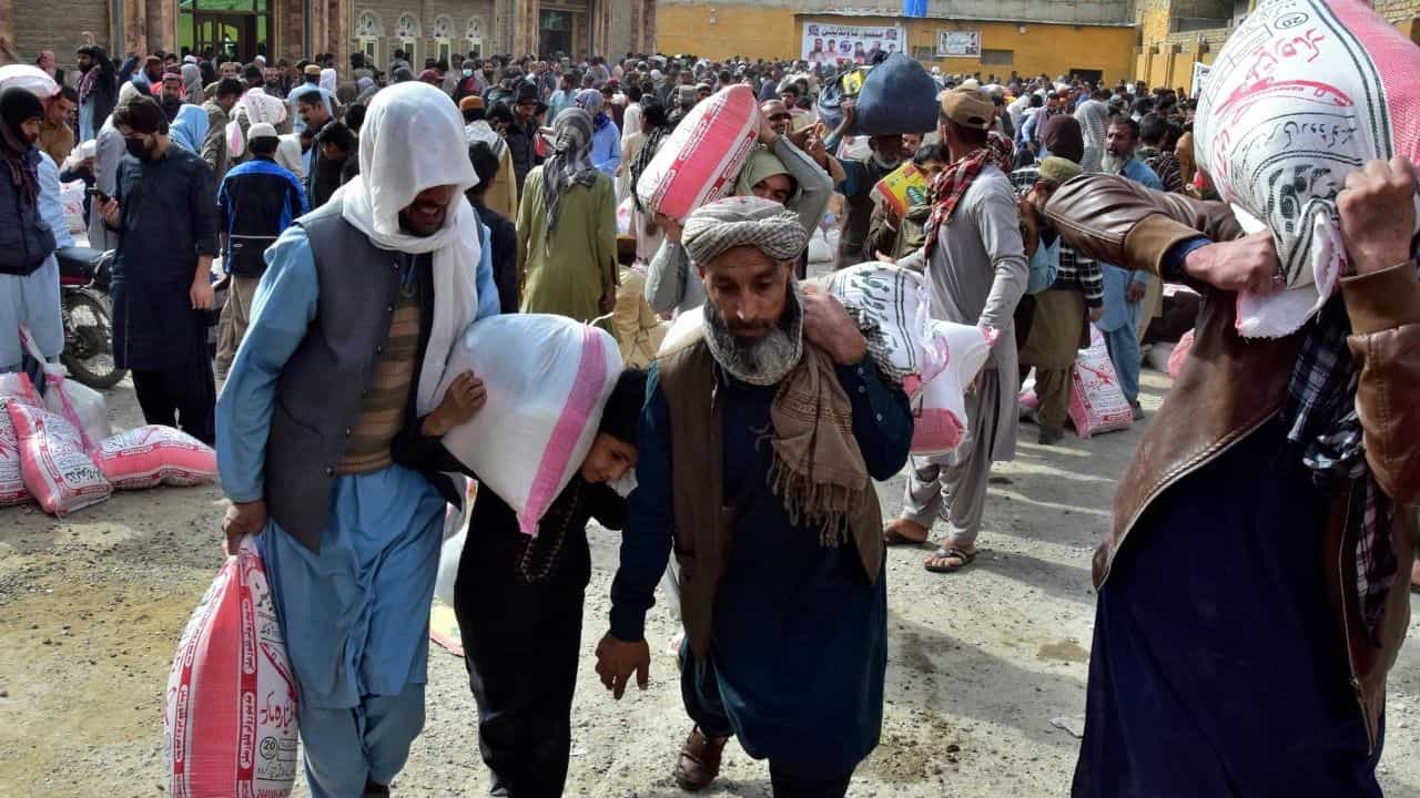 Pakistan: মাটি কেঁপে গেল পাকিস্তানের, রাতেই আতঙ্কে ঘর ছেড়ে পালানোর হিড়িক Pakistan: মাটি কেঁপে গেল পাকিস্তানের, রাতেই আতঙ্কে ঘর ছেড়ে পালানোর হিড়িক