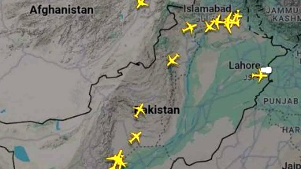 Pakistani Flight: হঠাৎ করাচি-ইসলামাবাদ-লাহোরে ফ্লাইটের সংখ্যা দ্বিগুণ হয়ে গেল, কোন চাল চালছে পাকিস্তান?