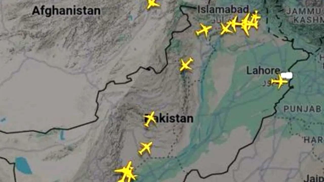 Pakistani Flight: হঠাৎ করাচি-ইসলামাবাদ-লাহোরে ফ্লাইটের সংখ্যা দ্বিগুণ হয়ে গেল, কোন চাল চালছে পাকিস্তান? Pakistani Flight: হঠাৎ করাচি-ইসলামাবাদ-লাহোরে ফ্লাইটের সংখ্যা দ্বিগুণ হয়ে গেল, কোন চাল চালছে পাকিস্তান?