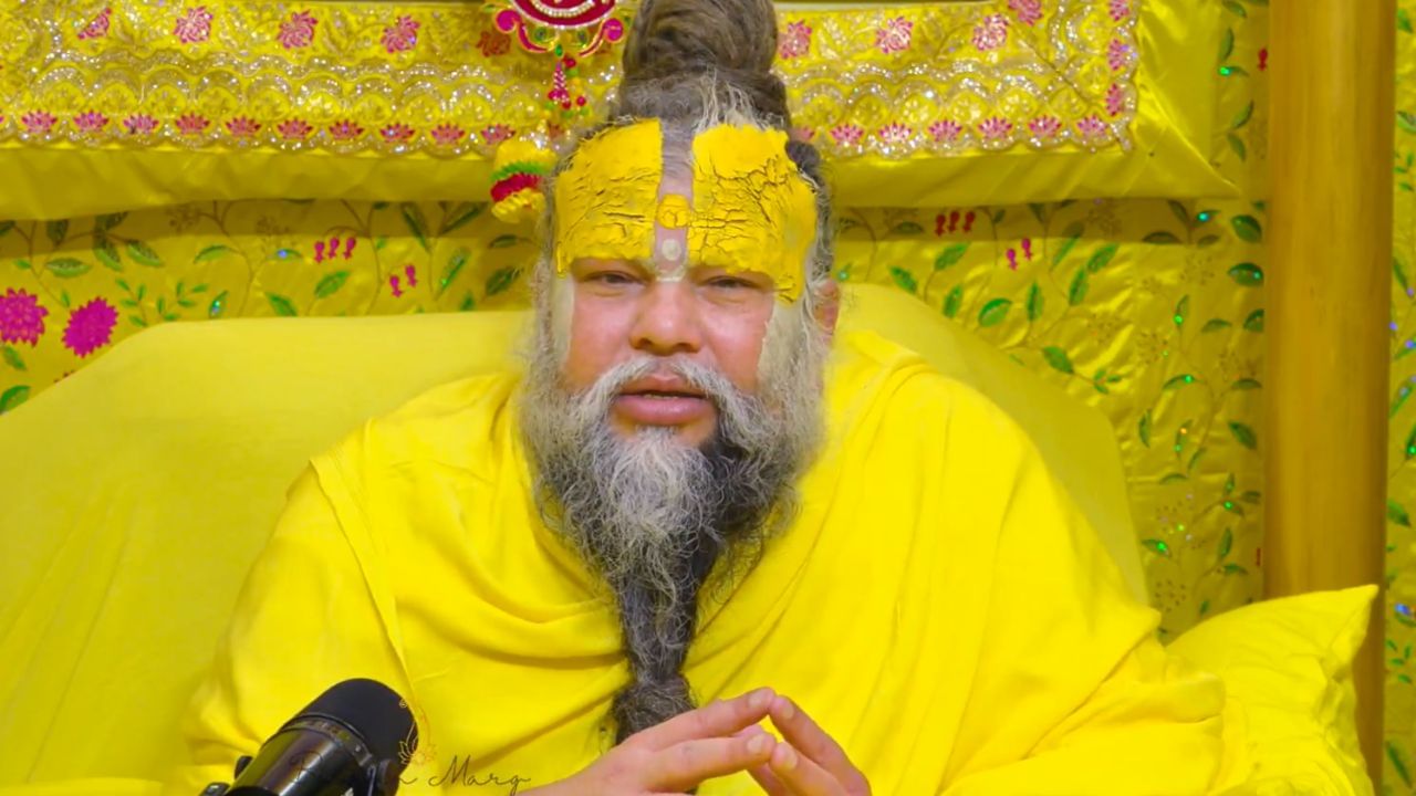 বৃন্দাবনের জনপ্রিয় গুরু প্রেমানন্দ মহারাজজির আশ্রমে গিয়েছিলেন বিরাট কোহলি এবং অনুষ্কা শর্মা। অতীতেও বিরুষ্কা একাধিকবার প্রেমানন্দ মহারাজজির শরণে গিয়েছেন। (ছবি- Bhajan Marg X)