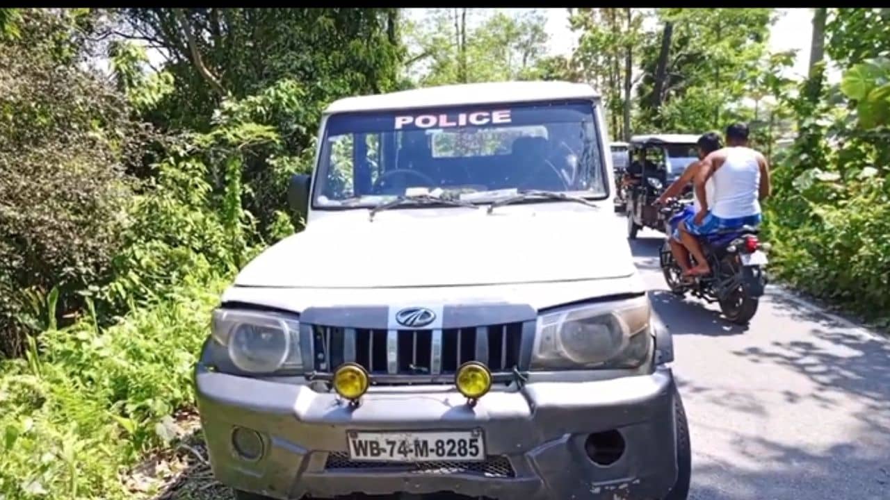 Malbazar: ঠান্ডা পানীয়র সঙ্গে নেশার দ্রব্য মিশিয়ে খাইয়ে লুঠ, ট্রেনে থেকে ফেলে দিতেই যুবককে কামড়াল সাপ