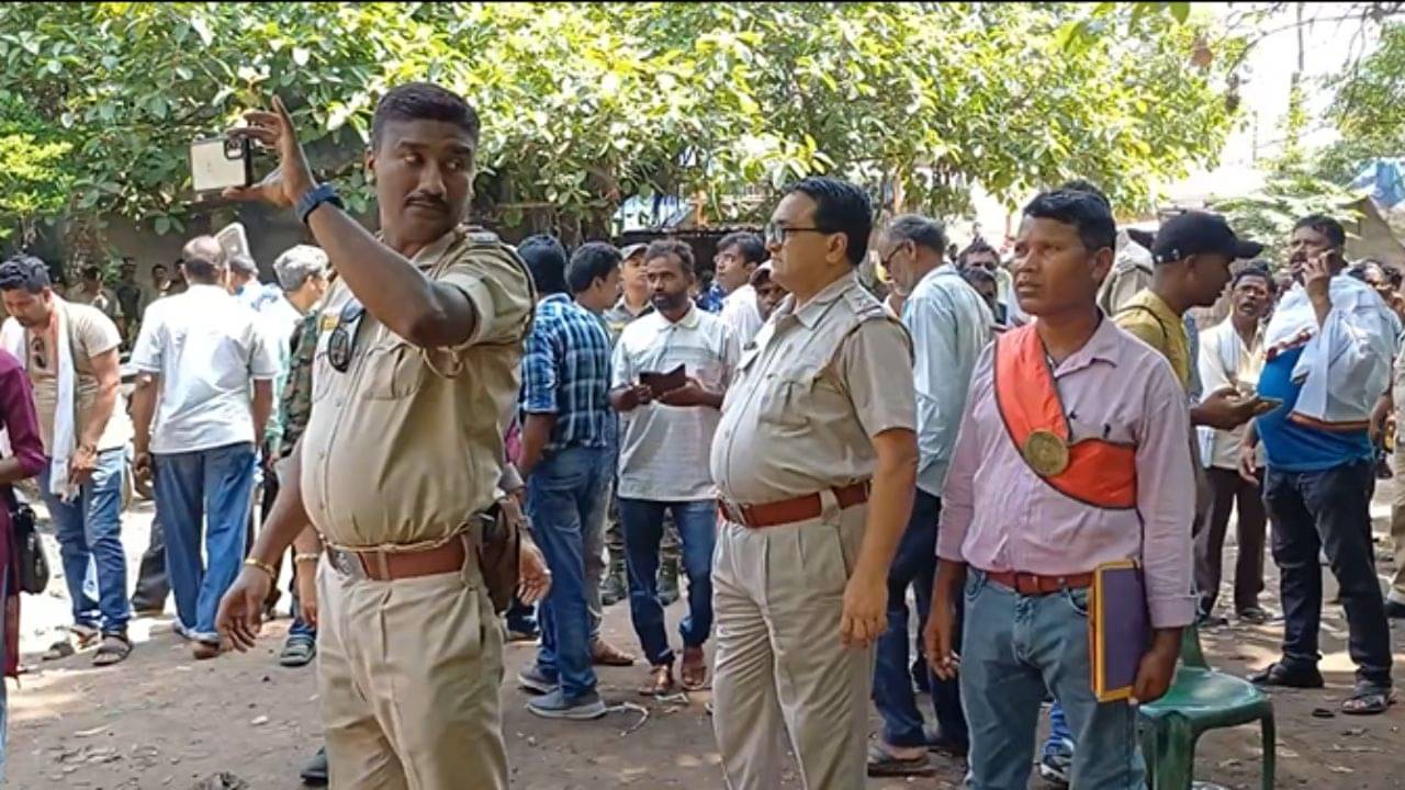 Purulia: ১২ কাঠা জমি অজিত মাহাতোর কাছ থেকে দীর্ঘ মামলার পর ফিরে পেল জমির মালিক