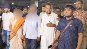 আন্দোলনরত চাকরিহারাদের সঙ্গে দেখা করলেন তিলোত্তমার বাবা-মা আন্দোলনরত চাকরিহারাদের সঙ্গে দেখা করলেন তিলোত্তমার বাবা-মা