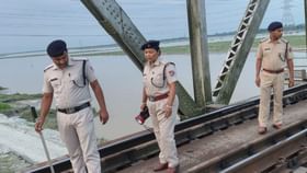 'উপর থেকে নির্দেশ এসেছে...',ট্রেনে লাগাতার চলছে তল্লাশি, হঠাৎ কী হল? 'উপর থেকে নির্দেশ এসেছে...',ট্রেনে লাগাতার চলছে তল্লাশি, হঠাৎ কী হল?