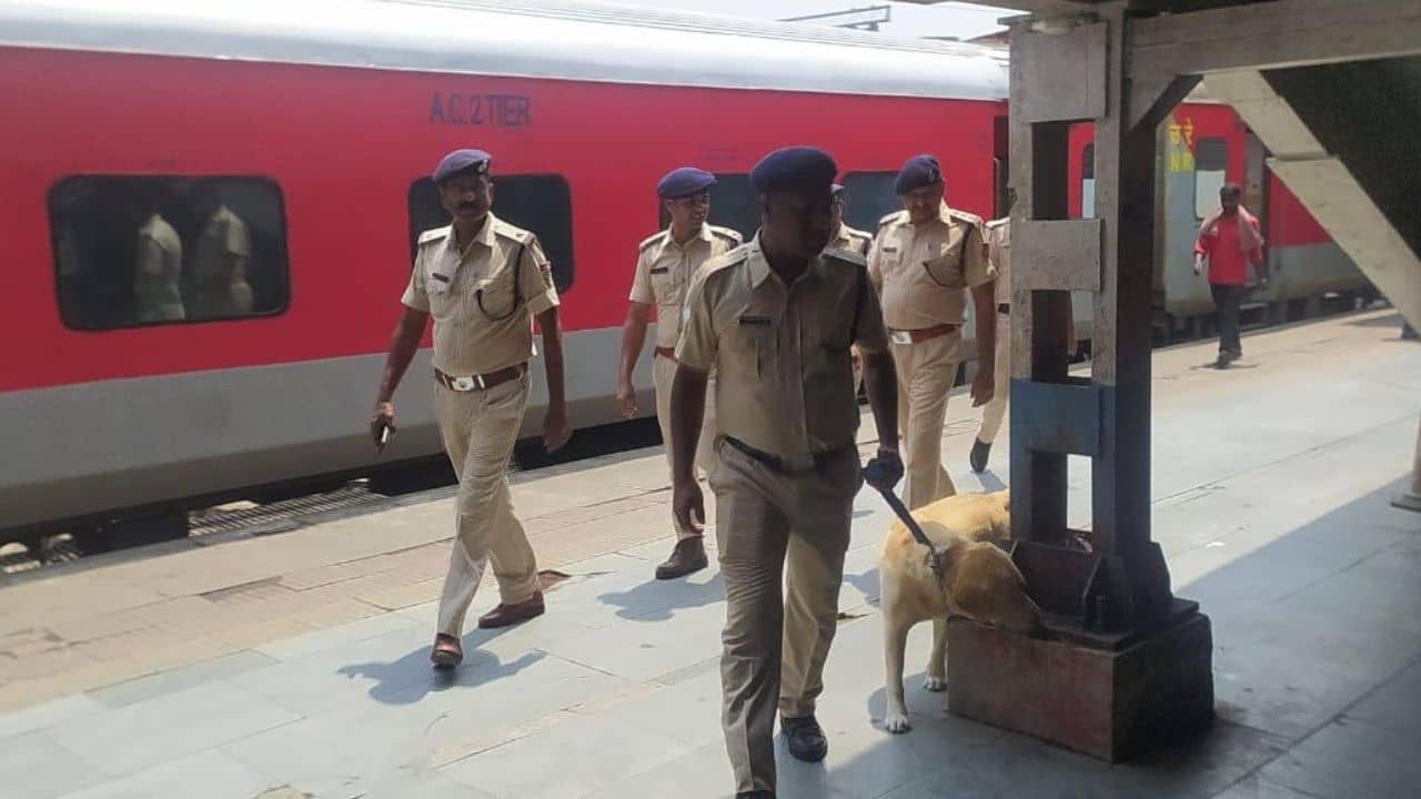 Operation Sindoor: বন্ধ করা হল দেশের ১৫টি বিমানবন্দর, স্টেশনগুলোতে ডগ স্কোয়াড, চালু হেল্পলাইন নম্বর! কোন বড় সিদ্ধান্ত?