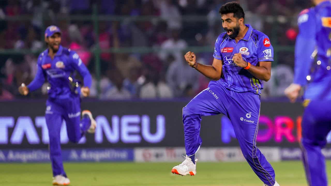 RR vs MI IPL Match Result: অবিশ্বাস্য জয়ের পর ১০০ রানে লজ্জার হার, প্লে-অফের দৌড়ে আউট রাজস্থানও! RR vs MI IPL Match Result: অবিশ্বাস্য জয়ের পর ১০০ রানে লজ্জার হার, প্লে-অফের দৌড়ে আউট রাজস্থানও!
