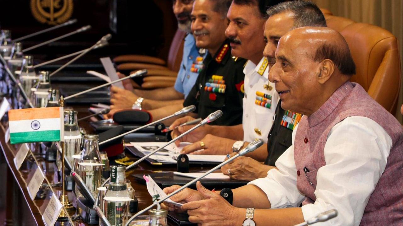 India-Pakistan Conflict: সন্ত্রাসের বিরুদ্ধে কাঁধে কাঁধ মিলিয়ে লড়ব,ভারতকে আশ্বাস আমেরিকার, ৩ সেনাপ্রধানের সঙ্গে বৈঠকে রাজনাথ